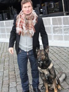 Petter Stordalen med sin mysiga hund Cross.